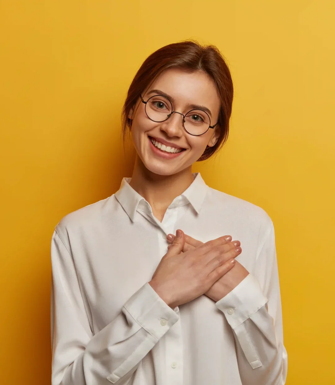 encantadora-mujer-europea-positiva-presiona-las-manos-contra-el-pecho-expresa-gratitud-por-el-regalo-agradece-la-ayuda-usa-gafas-redondas-y-camisa-blanca_2_11zon_2_11zon encantadora-mujer-europea-positiva-presiona-las-manos-contra-el-pecho-expresa-gratitud-por-el-regalo-agradece-la-ayuda-usa-gafas-redondas-y-camisa-blanca_2_11zon_2_11zon