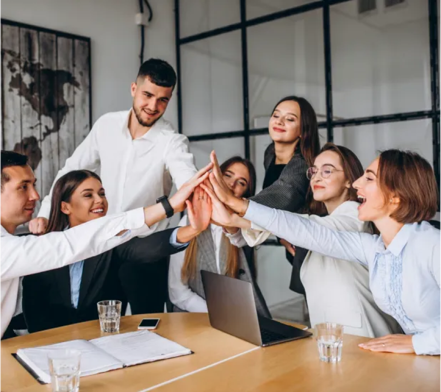 Equipo de trabajo desarrollando estrategias de innovación corporativa en una empresa moderna