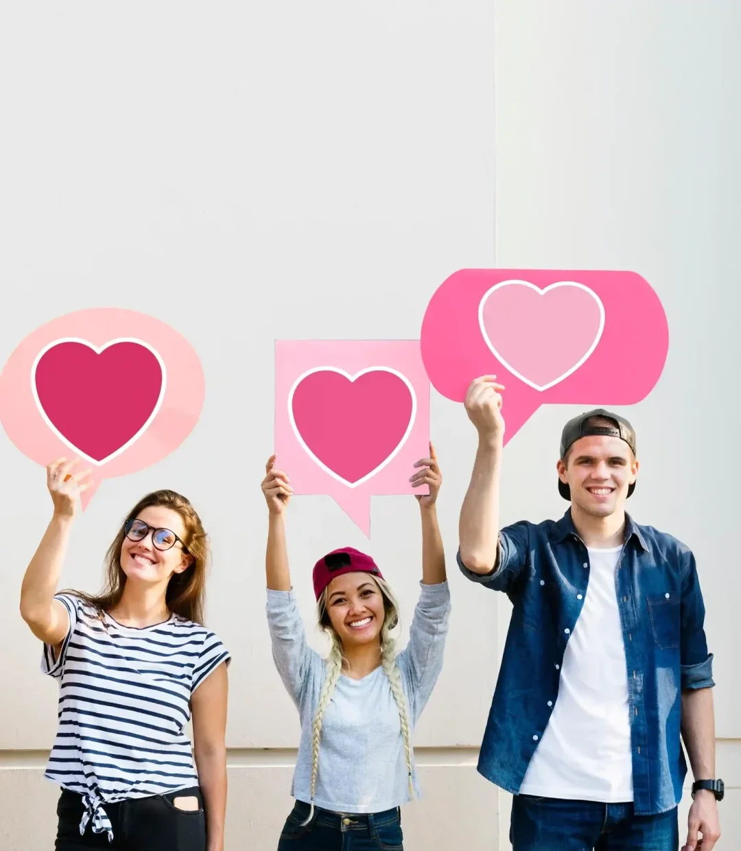jovenes-amigos-adultos-sosteniendo-iconos-de-corazon_5_11zon_5_11zon jovenes-amigos-adultos-sosteniendo-iconos-de-corazon_5_11zon_5_11zon